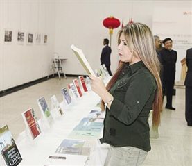 11月24日，在黎巴嫩首都贝鲁特的联合国教科文宫，一名来宾在中国优秀出版物展现场阅读展出的书籍。新华社记者 李良勇 摄